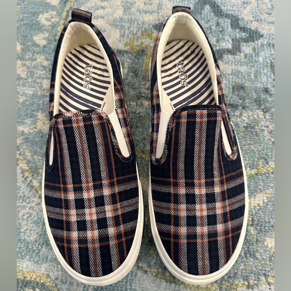 Taos Sneaker. NWOT. Navy and Orange Plaid. Sz 8